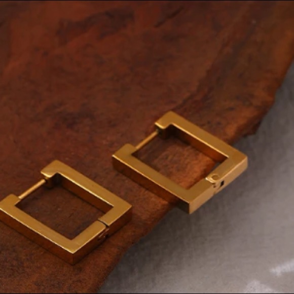 💛18K gold plated square earrings - Picture 2 of 5